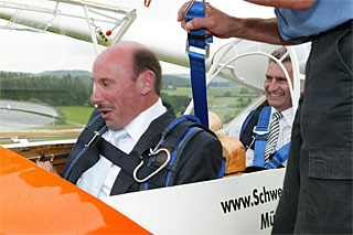 Günter Oettinger und Uli Schwenk im historischen Segelflugzeug am Flugplatz Eisberg, Münsingen Dottingen