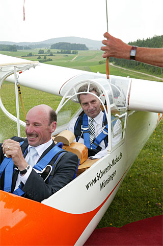 Günter Oettinger und Uli Schwenk im historischen Segelflugzeug am Flugplatz Eisberg, Münsingen Dottingen