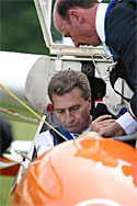 Günter Oettinger und Uli Schwenk im historischen Segelflugzeug am Flugplatz Eisberg, Münsingen Dottingen