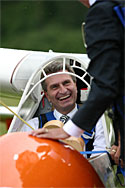 Günter Oettinger und Uli Schwenk im historischen Segelflugzeug am Flugplatz Eisberg, Münsingen Dottingen