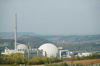 Spiel mit dem Höllenfeuer Die errechnete Summe, die für einen nuklearen Katastrophenfall bereitgestellt werden muss, beträgt 6,09 Billionen Euro (6090 Mrd. Euro). Dies ermittelte eine Studie der Versicherungsforen Leipzig. Foto: Kernkraftwerk Neckarwestheim